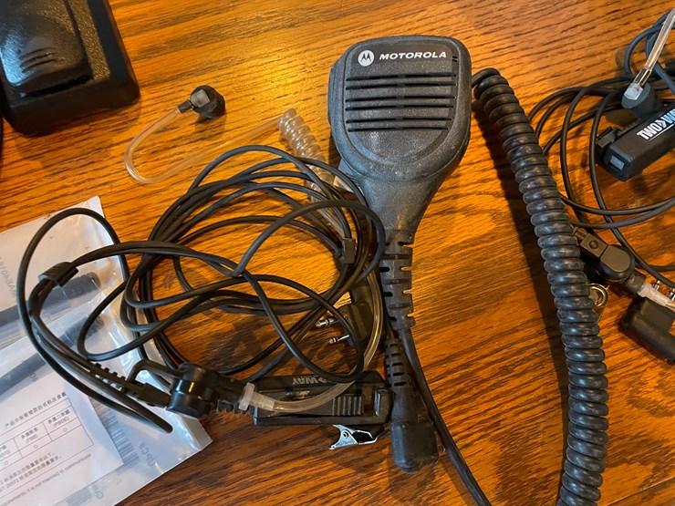 #1045-•-(2)-motorola-2-way-radios-image-3