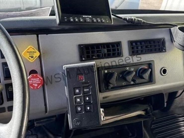 2004-freightliner-fl70-image-22