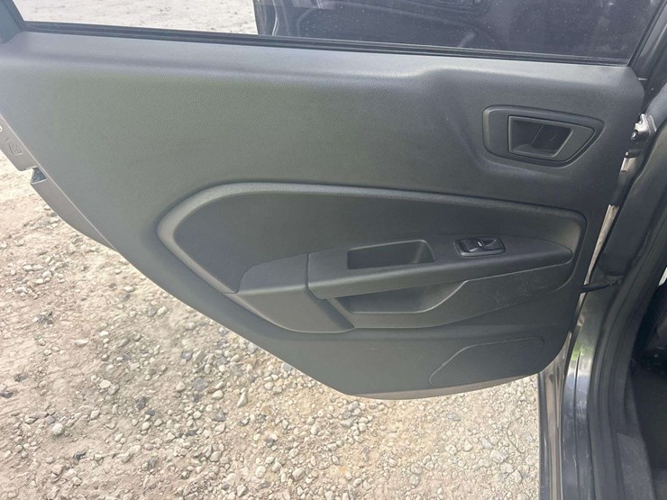 2019-ford-fiesta-se-hatchback-image-18