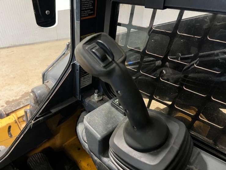 2018-deere-317g-image-26