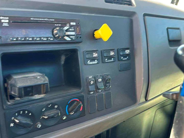 2015-peterbilt-348-image-8