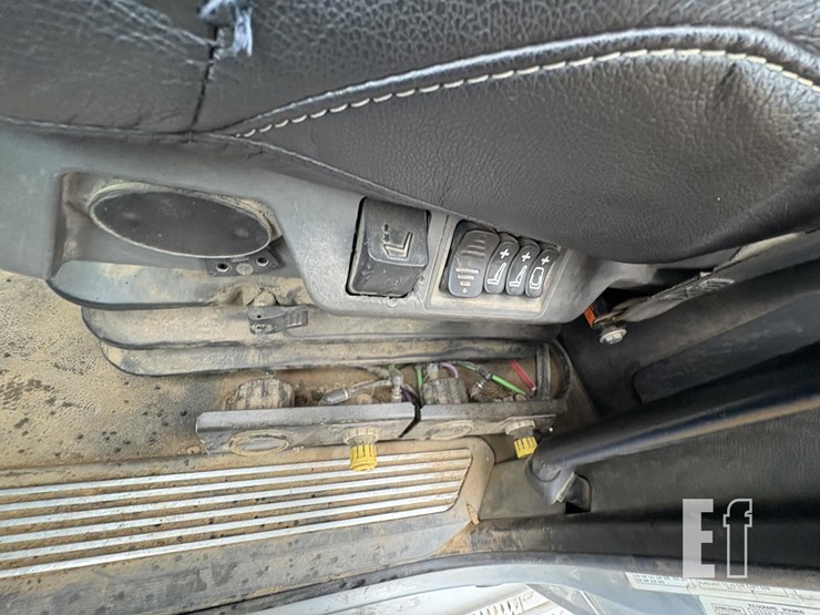 2015-peterbilt-567-image-35