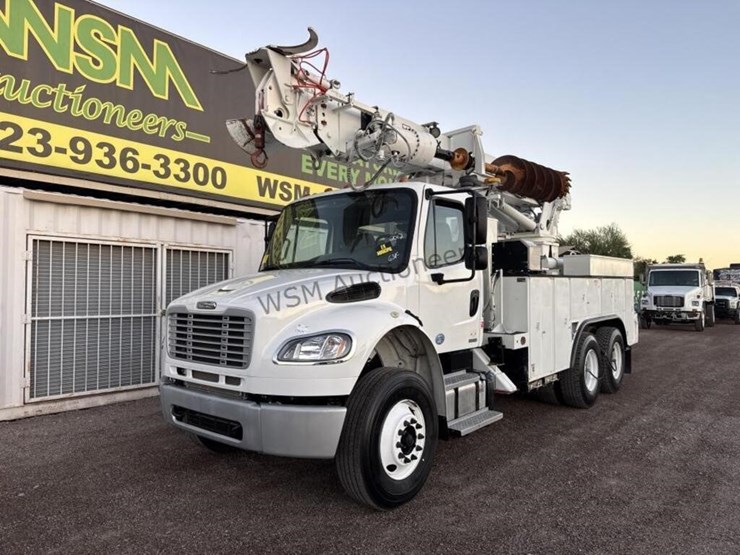 2012-freightliner-m2-106-image-2