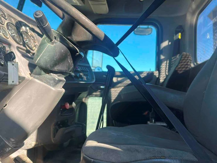 2012-peterbilt-367-image-9