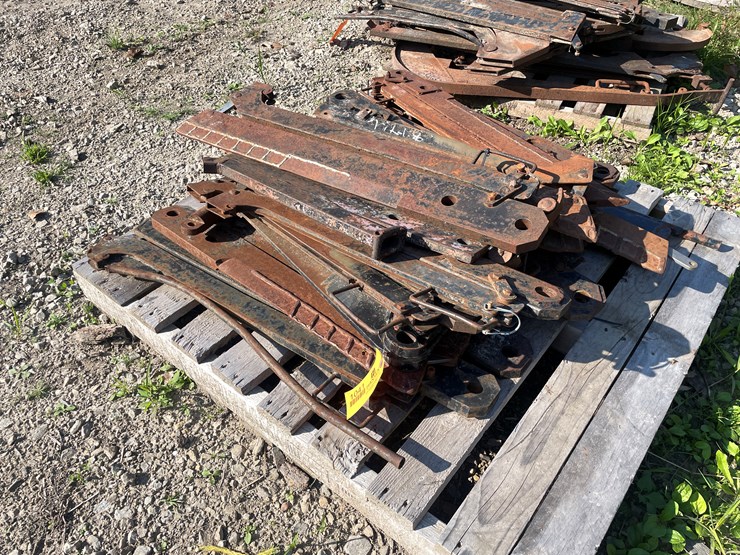 #1041-•-pallet-of-plow-parts-image-2