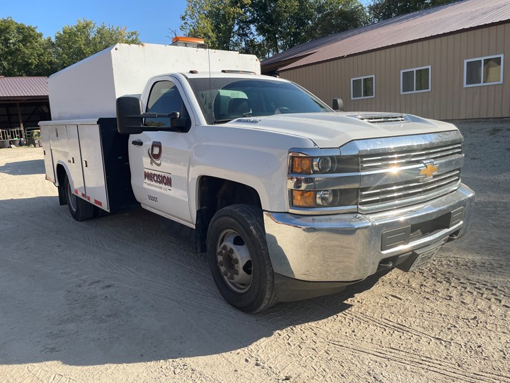#1007-•-2017-chevy-3500-diesel-utility-truck,-(has-title)-image-3