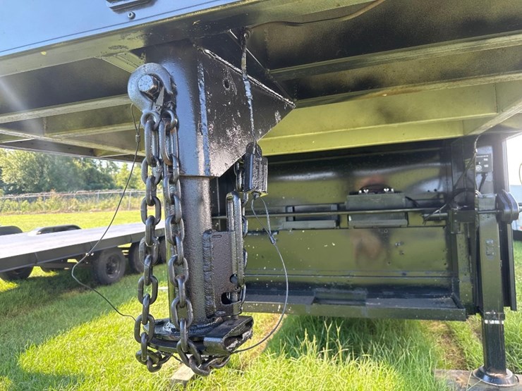 2001-wells-cargo-8'-x-32'-toy-hauler-dbl-axle-trl-image-7