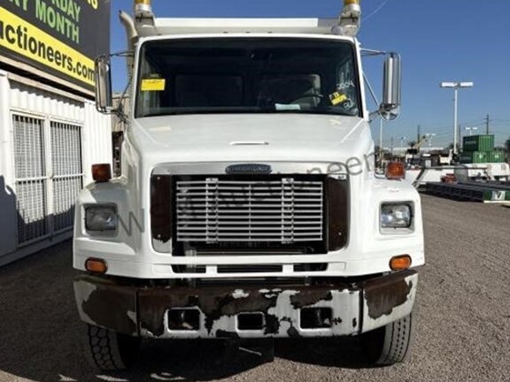 2004-freightliner-fl70-image-4