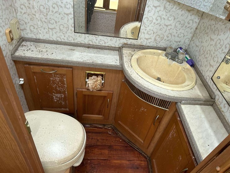 1999-southwind-fleetwood-34n-34ft-class-a-motorhome-image-15