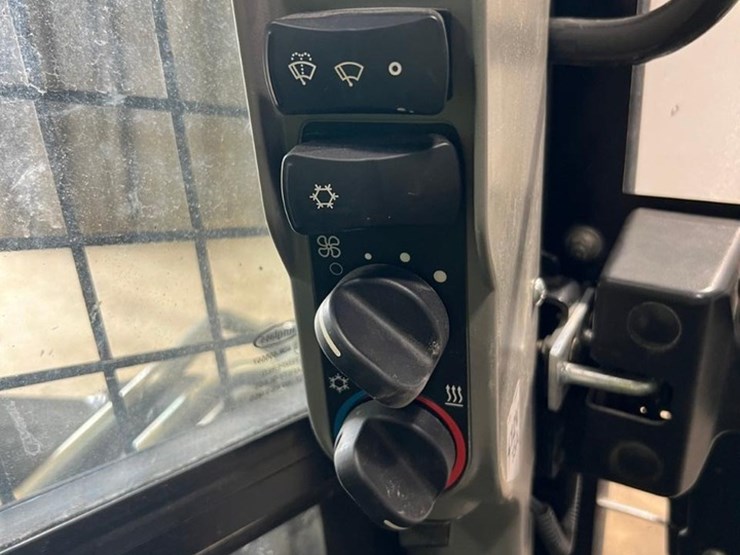 2023-new-holland-c332-image-29