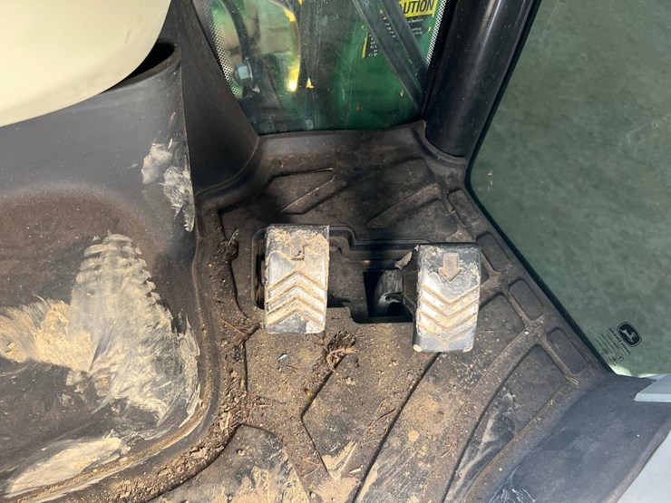 2020-john-deere-3046r-image-37