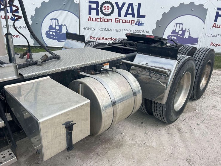 2015-freightliner-122sd-image-17