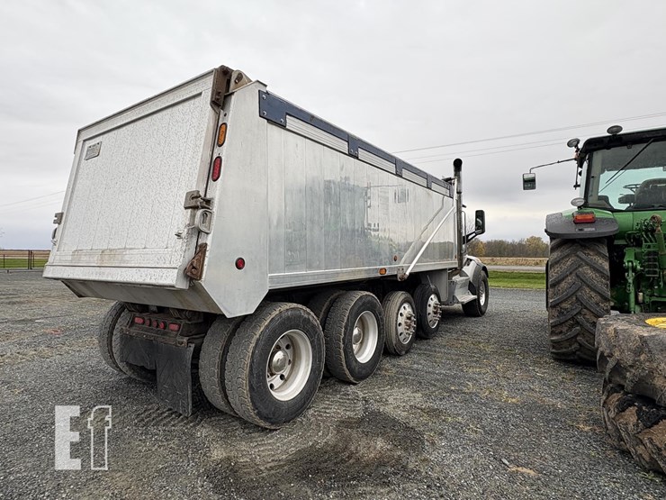 2015-peterbilt-567-image-15