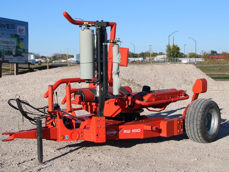 #2097-•-#2097--kuhn-rw1610-single-bale-wrapper-with-twin-wrapper,-monitor,-great-shape-with-low-use!-image-2