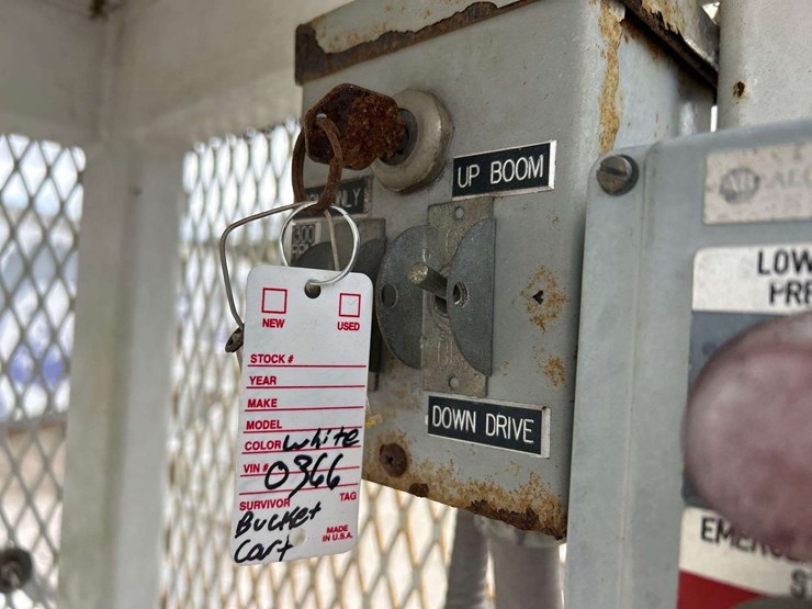 woodchuck-altec-at37g-37ft-insulated-rover-bucket-lift-image-23