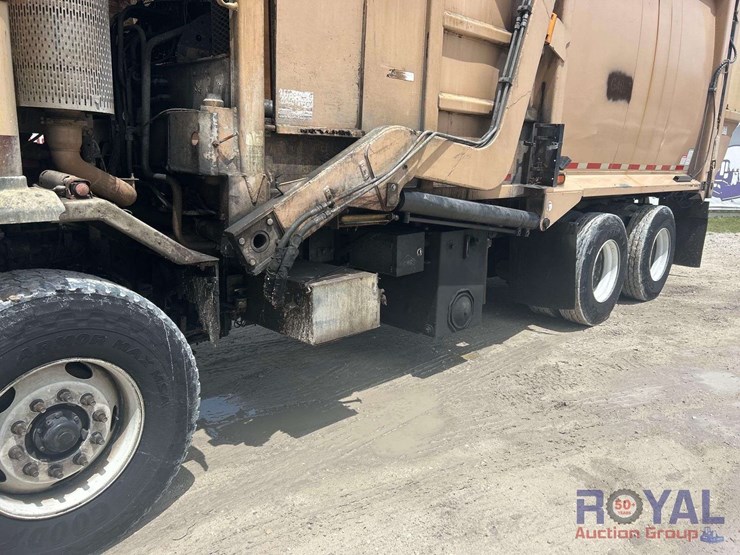 2015-peterbilt-320-image-7