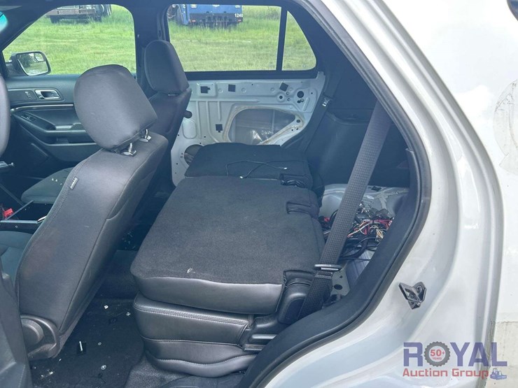 2017-ford-explorer-image-16