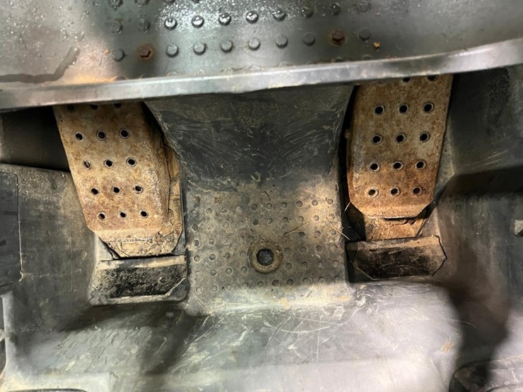 2025-deere-318e-image-24