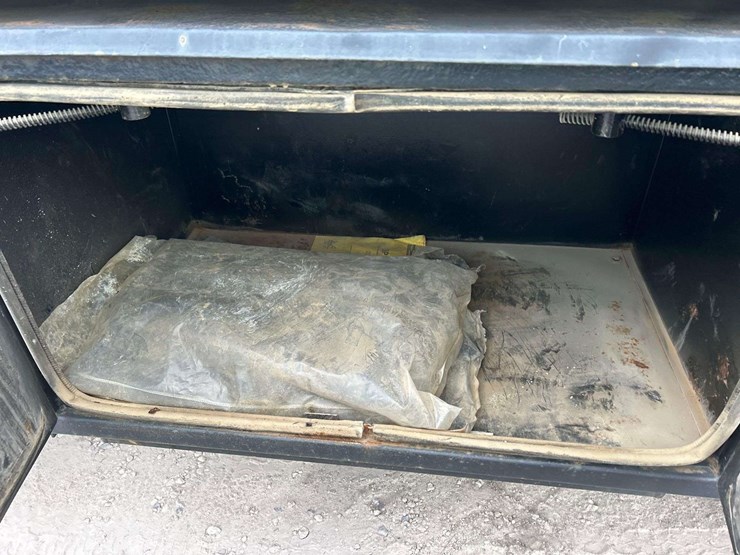 2004-mack-cv713-granite-fuel-and-lube-truck-image-35