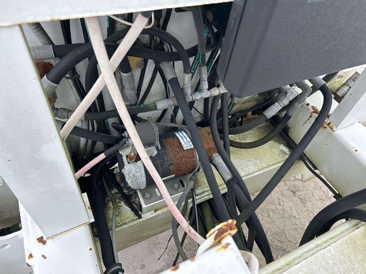 woodchuck-altec-at37g-37ft-insulated-rover-bucket-lift-image-10