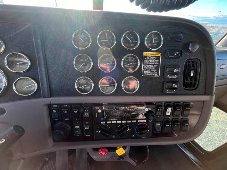 2017-peterbilt-389-image-13