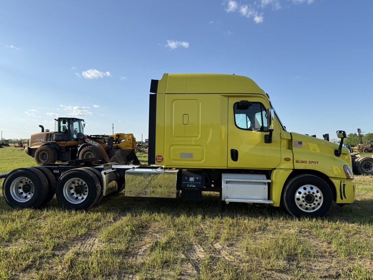 #2881-•-2018-freightliner-ca125slp-mid-roof-sleeper-truck-image-4