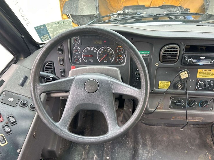 2007-freightliner-b2-image-10