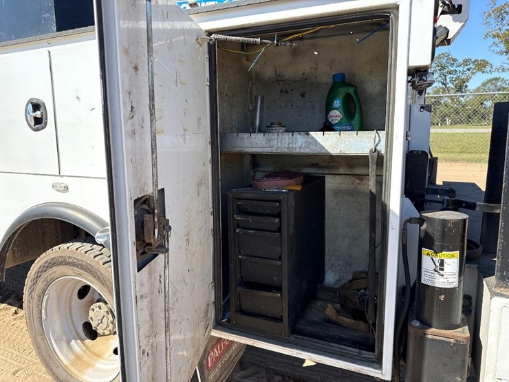 2017-ford-f550-xl-image-24