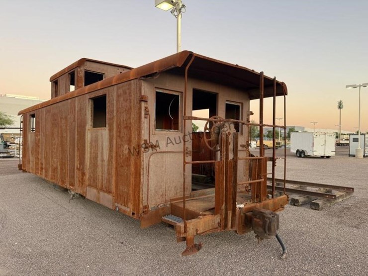 caboose-rail-car-w/-trucks-&-rail-section-image-2