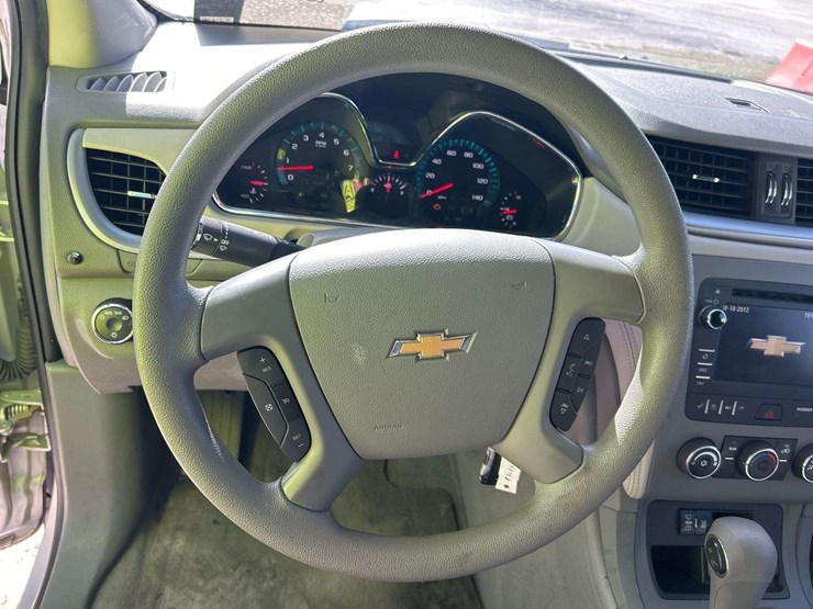 2017-chevrolet-traverse-ls-image-11