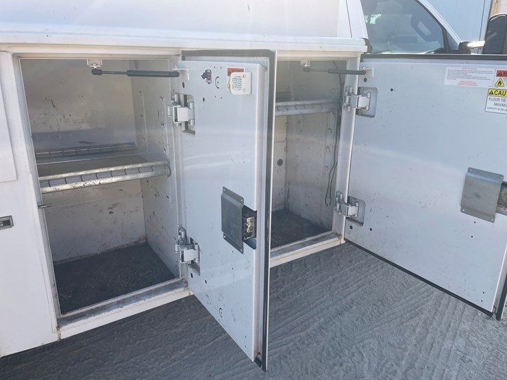 #1007-•-2017-chevy-3500-diesel-utility-truck,-(has-title)-image-19