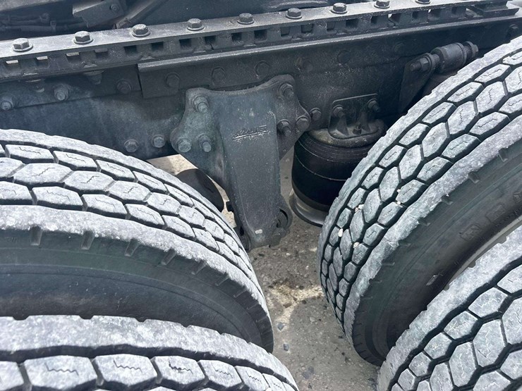 2015-freightliner-122sd-image-19