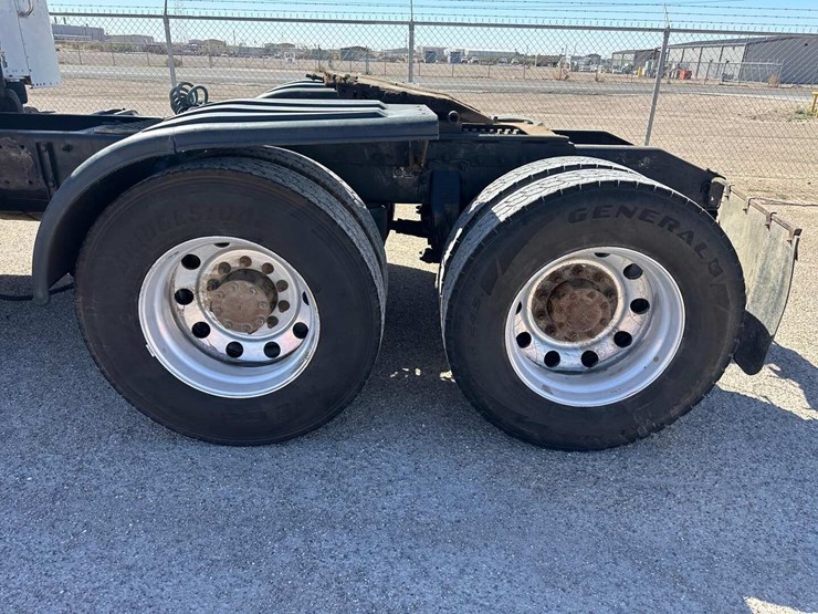 2014-peterbilt-388-image-3