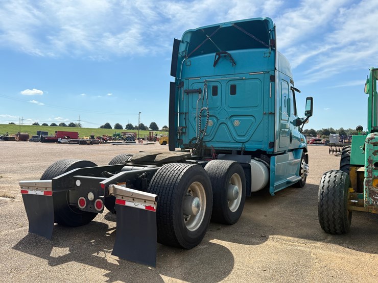 2015-freightliner-cascadia-113-image-7