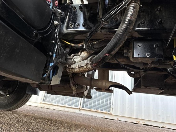 2012-freightliner-m2-106-image-33