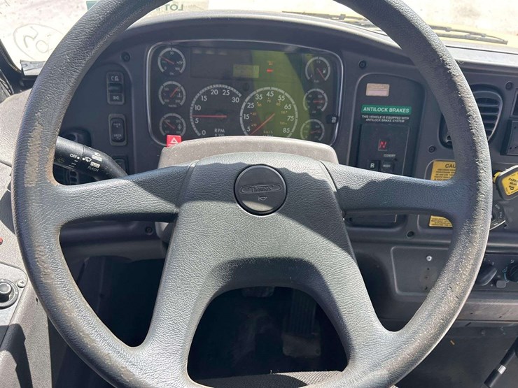 2007-freightliner-b2-image-11