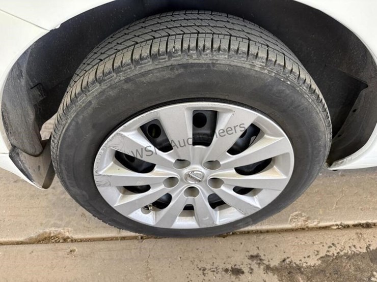 2015-nissan-leaf-s-hatchback-image-8