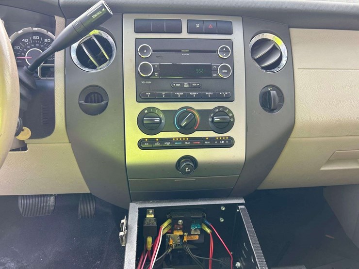 2014-ford-expedition-image-16