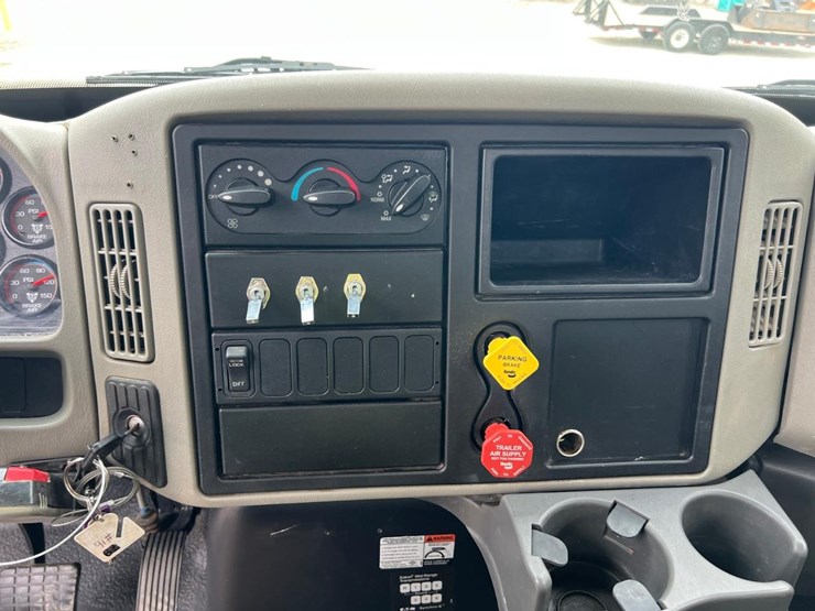 2017-international-durastar-4300-image-36