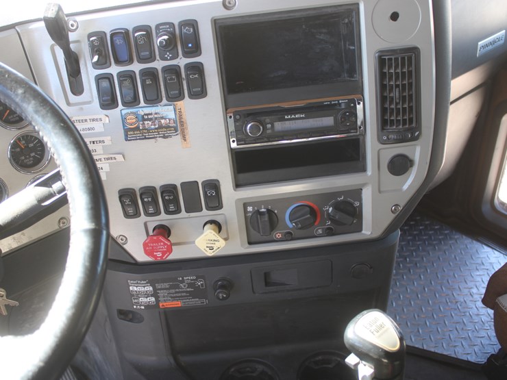#2045-•-#2045--2013-mack-chu613-semi-tractor-image-49