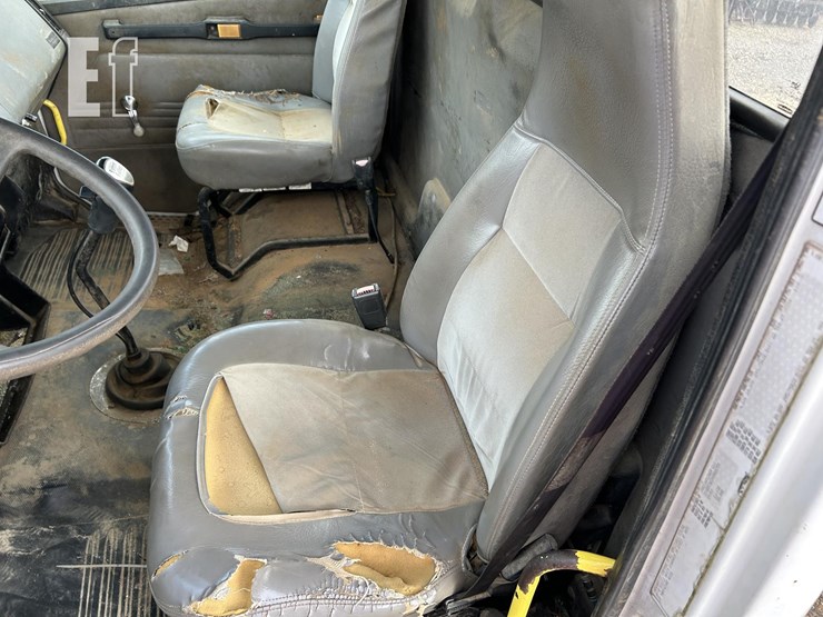 2004-freightliner-fl70-image-14