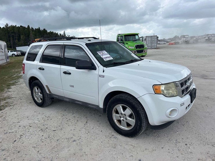 2011-ford-escape-xlt-image-2