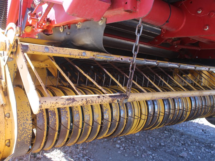 new-holland-br780-image-33