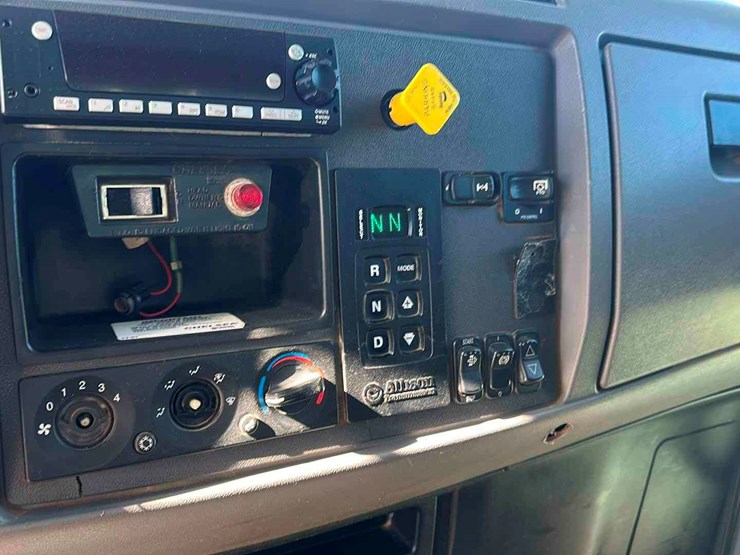 2014-peterbilt-337-image-8