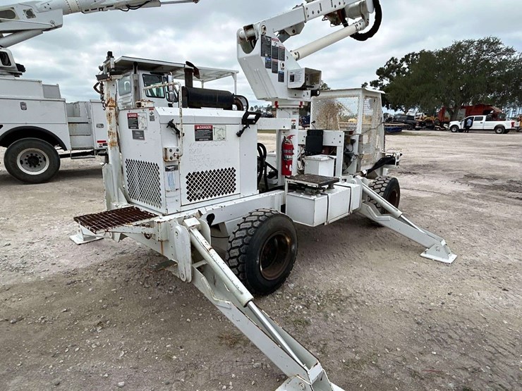 woodchuck-altec-at37g-37ft-insulated-rover-bucket-lift-image-3