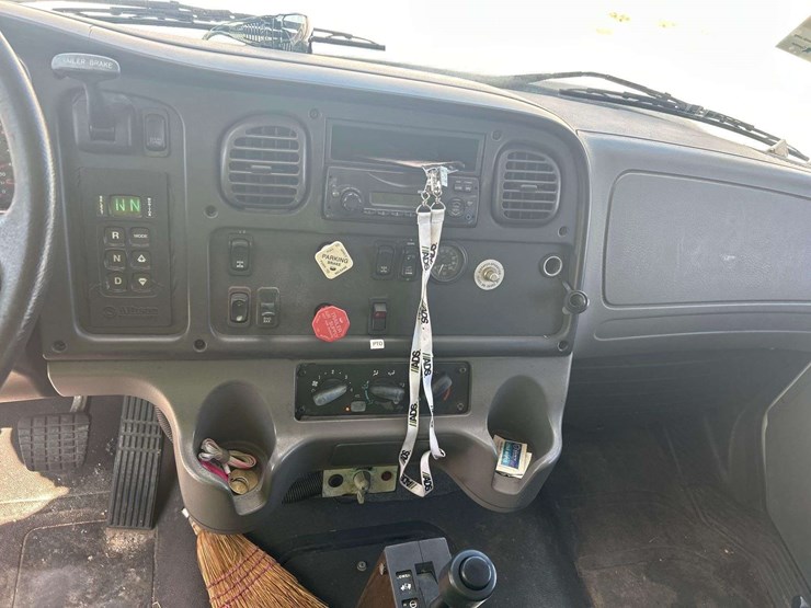 2011-freightliner-m2-112-tri-axle-dump-truck-image-13