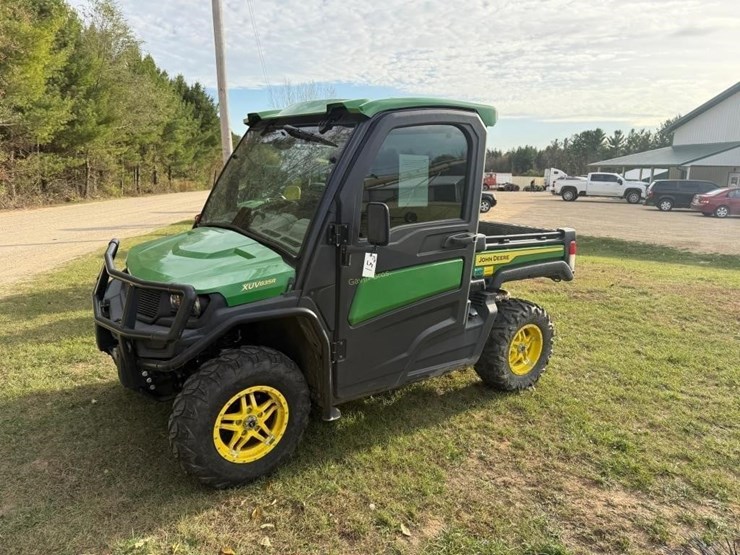 2021-john-deere-gator-image-1