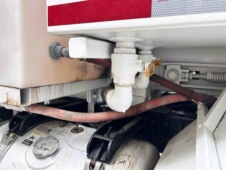 2008-peterbilt-388-image-27