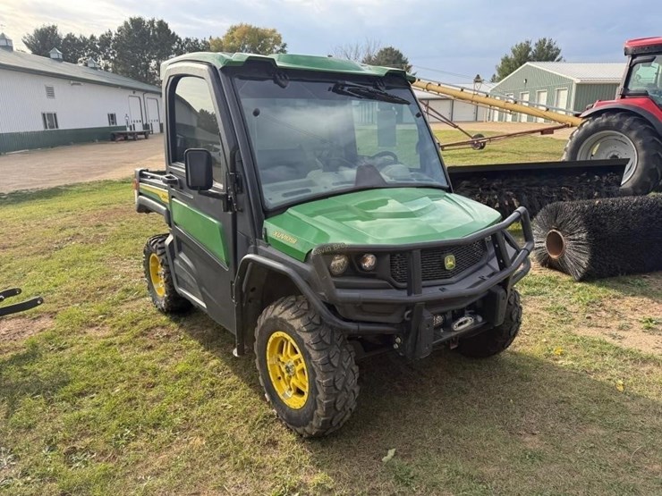 2021-john-deere-gator-image-4