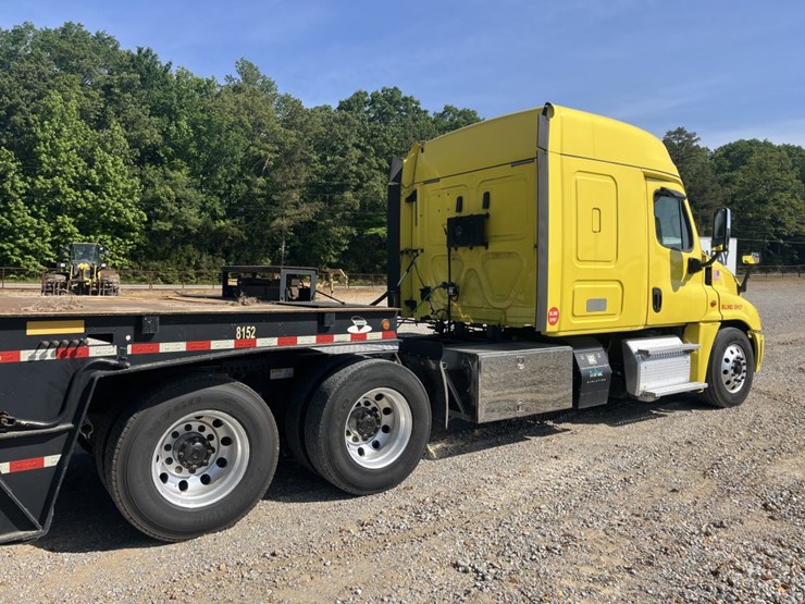 #2881-•-2018-freightliner-ca125slp-mid-roof-sleeper-truck-image-13